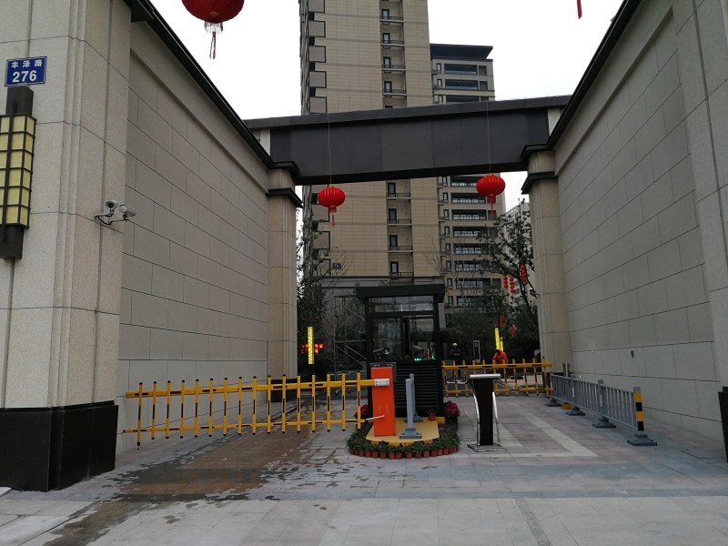 宁波金地悦江花苑东门.jpg