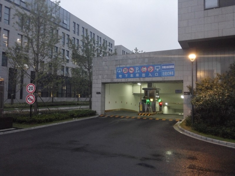 宁波东钱湖管委会停车.jpg